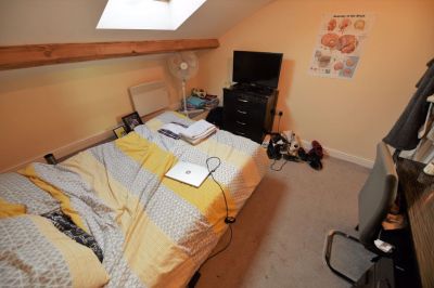 2 bedroom Flat in Flat 1, Leeds - Photo 5
