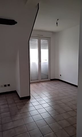 Studio entièrement rénové, en Résidence centre ville - Photo 2