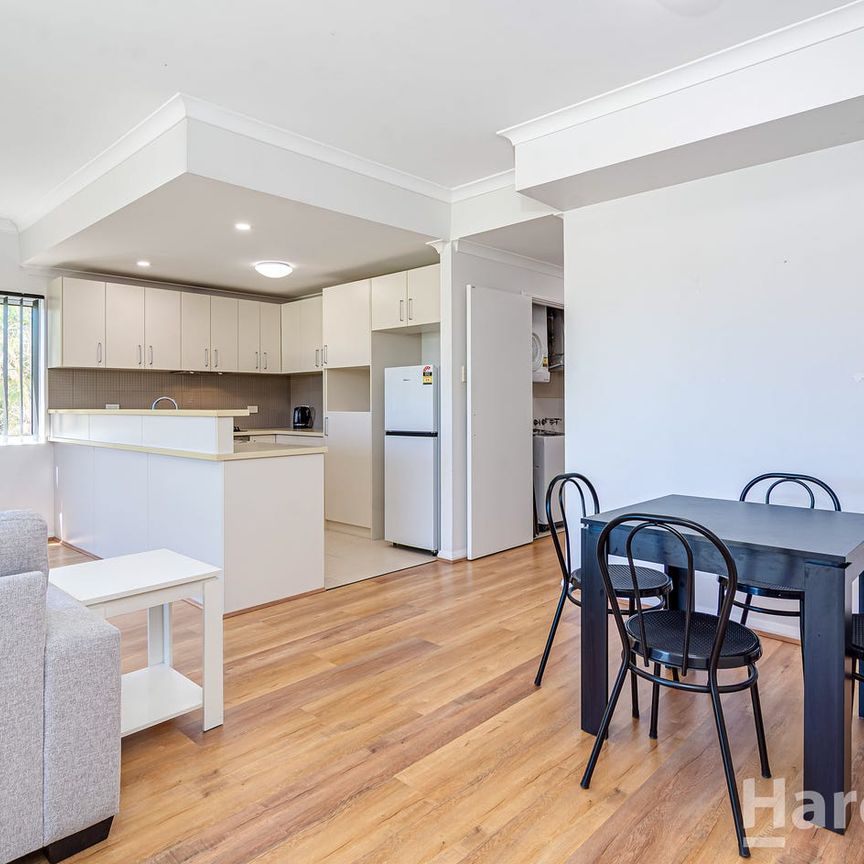 Modern Comfort, Low-Maintenance Living - Ground-Floor Gem in the Heart of Clarkson! - Photo 1