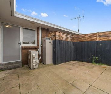 Stylish Coastal Living Just 600 Metres from the Beach - Photo 4