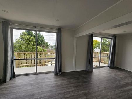 Charming 3BR Home in Massey, Auckland - Photo 4