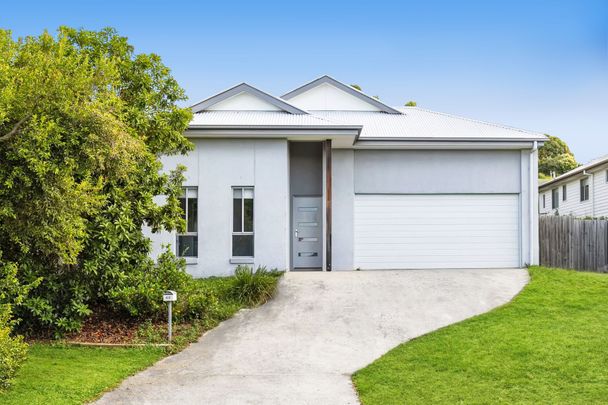 Modern Family Living in Desirable Willow Vale – Stylish 4-Bedroom Home at 48 Cassidy Crescent with Double Garage! - Photo 1