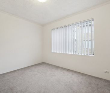 LIGHT AND AIRY 2BEDROOM APARTMENT - GREAT LOCATION - Photo 2