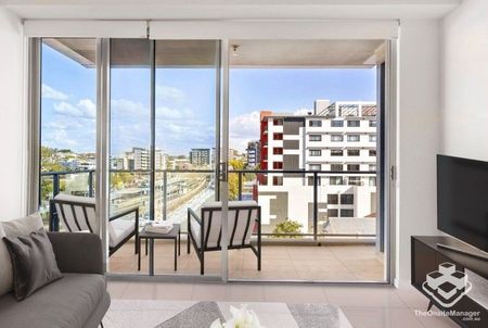 Stylish 2-Bedroom Apartment Next to Nundah Train Station - Photo 2