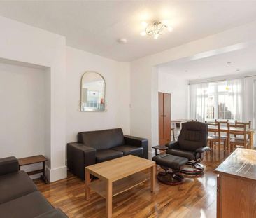 A Smart 4 bedroom end of Terrace house - Photo 2