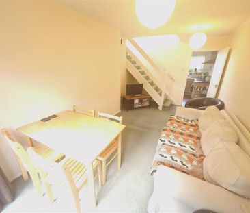 4 bedroom end of terrace house to rent - Photo 2