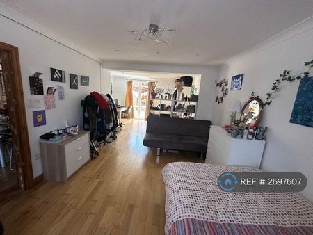 4 bedroom semi-detached house to rent - Photo 3