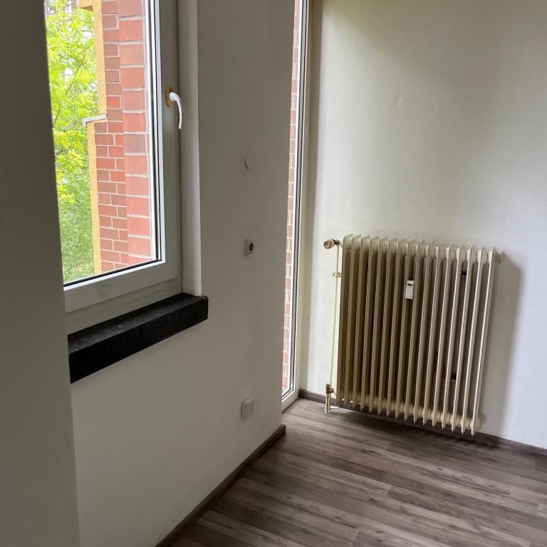 Helle Zwei-Zimmerwohnung im 1. OG ist ab sofort bezugsfrei! - Foto 1