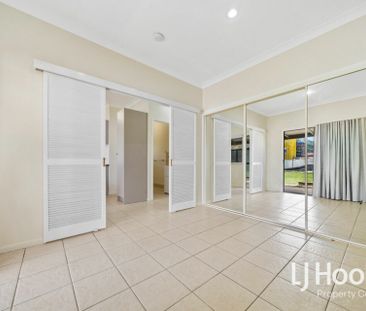 Refreshed Villa Conveniently Located - Photo 4