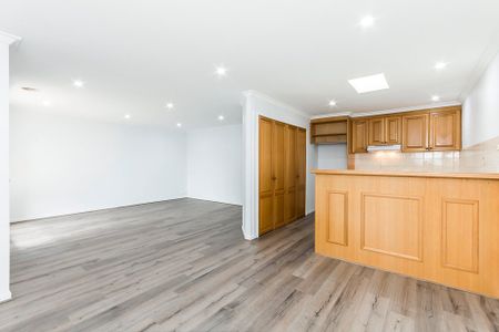 FANTASTIC UNIT IN PERFECT LOCATION. - Photo 2