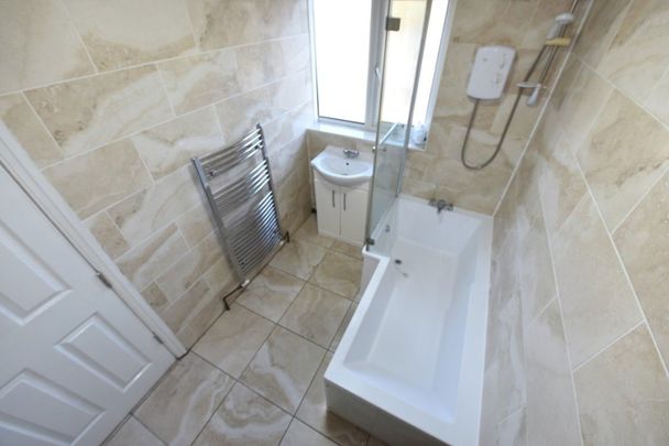3 bedroom Flat in Lea Farm Drive, Leeds - Photo 1