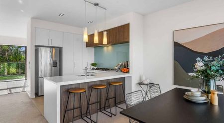 Stylish, High-Quality Townhouse in Albany’s Gated Community - Photo 5