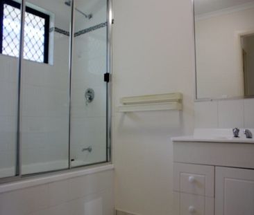 Spacious Four Bedroom Family Home with Large Yard in Kelso - Photo 2