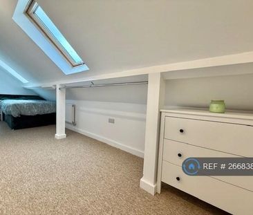 1 bedroom in a flat share to rent - Photo 2