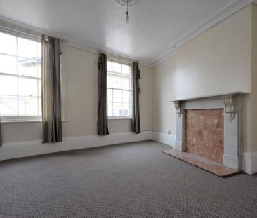 3 bedroom flat to rent - Photo 4