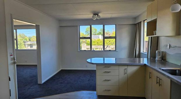 Warm, modern & spacious – your new Lansdowne home - Photo 1