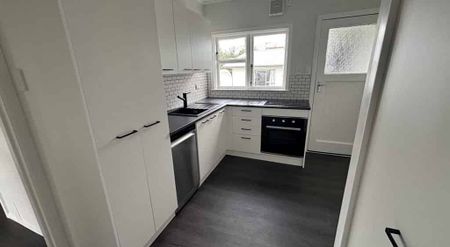 Warm, Modern - Photo 2