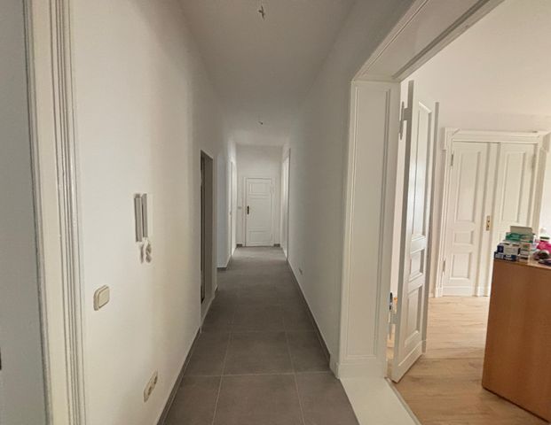 Charmante Altbauwohnung mit Stuckelementen und modernem Komfort - Foto 1