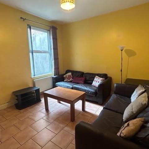 Great 7 Bedroom House, 69 University Avenue, Queens Quarter, Belfast, BT7 1GX - Photo 1