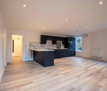 3 bedroom flat to rent - Photo 4