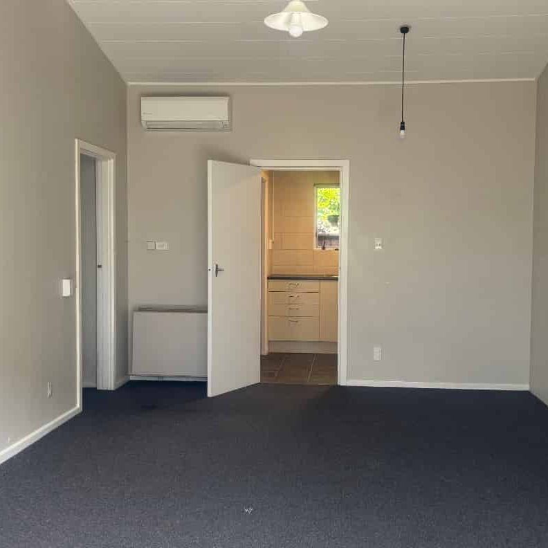 Tidy Two bedroom unit, near city centre. - Photo 1