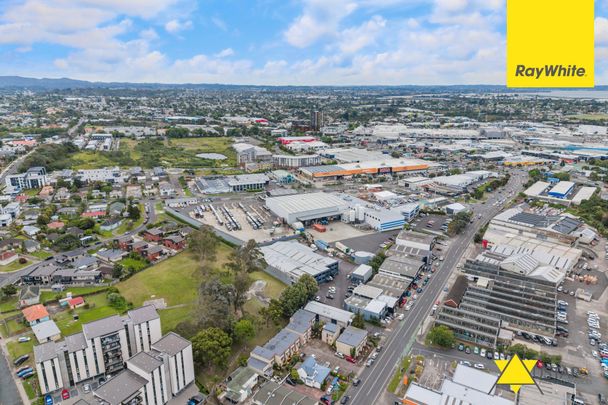 Bright and Spacious 2-Bedroom Unit in a Convenient New Lynn Location - Photo 1