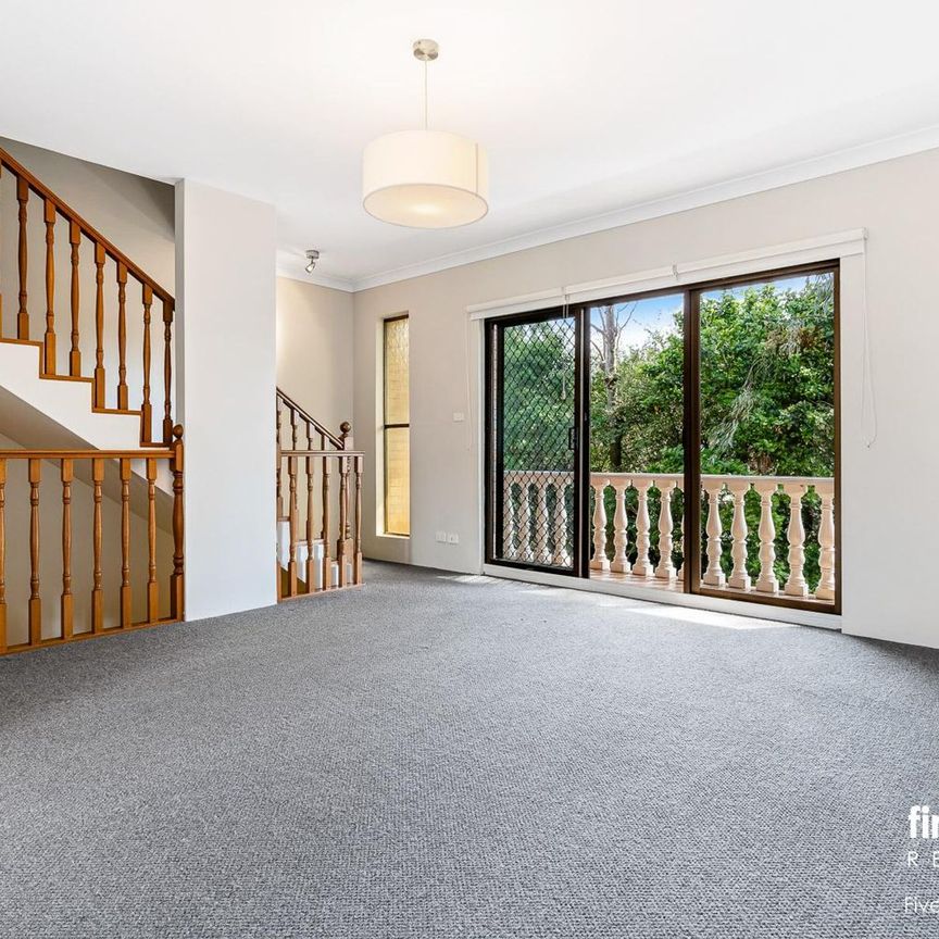 Spacious 2 Bedroom Townhouse with Double Garage - Photo 1