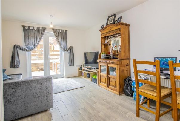 2 bed House - Mid Terrace To Let - Photo 1