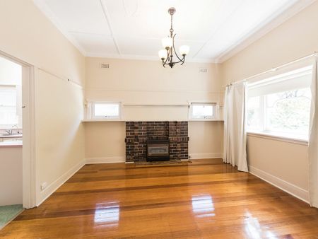 GREAT FAMILY LIVING SURROUNDED BY BEAUTIFUL GARDENS! - Photo 2