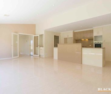 Light filled spacious family home - Photo 2