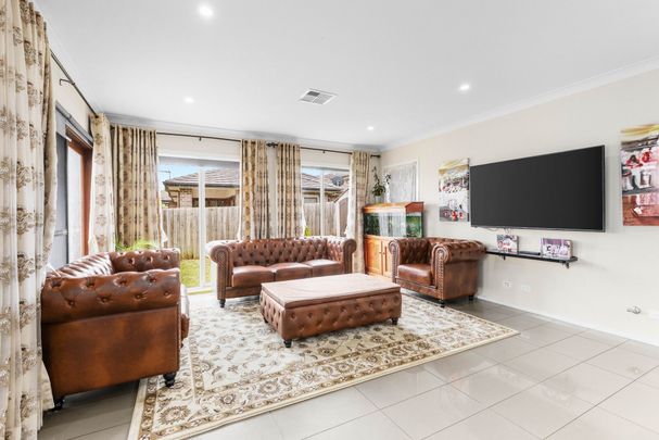 Exquisite Family Living in a Modern Luxury Home - Photo 1