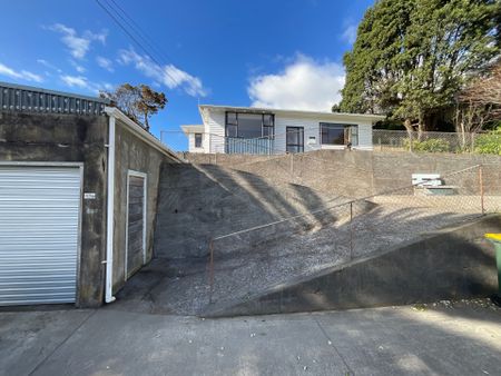 ELEVATED THREE BEDROOMS IN A PRIME LOCATION - Photo 4