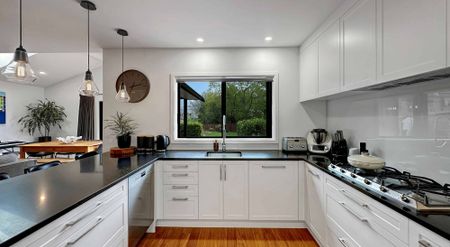 Fully Furnished 3 bed, 2 bath + Self Contained - Photo 5