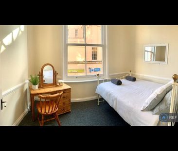 3 bedroom flat to rent - Photo 3