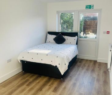 1 bedroom in a house share to rent - Photo 2