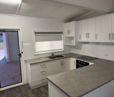 Charming 2-Bedroom Cottage with Spacious Yard – Prime Location! - Photo 4