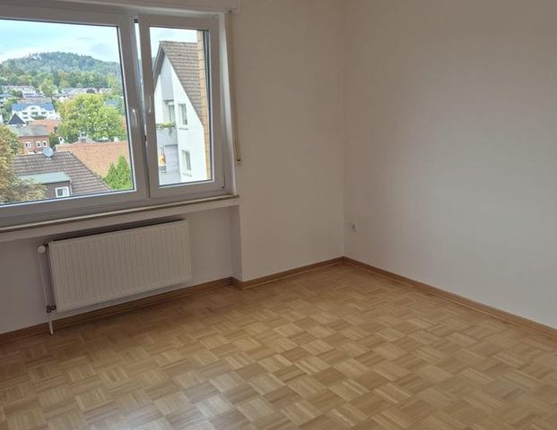 Helle 2-Zimmer Wohnung in IS.-Oestrich Balkon, Aufzug, Garage - Photo 1