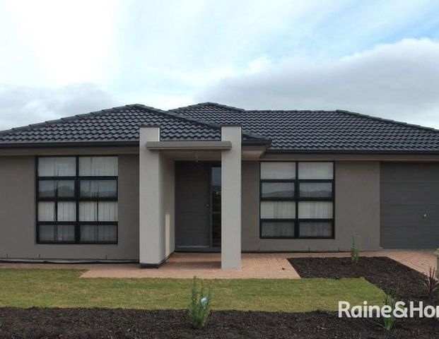 4 Bedroom home with 2 living areas - Photo 1