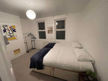 Newly Renovated Co-living Home | No deposit - Photo 4