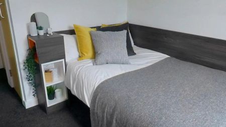 Extra Large Standard Double Ensuite - Photo 4