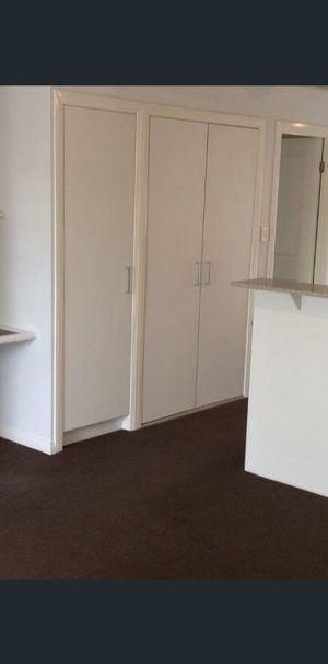 Large 2-bedroom modern Unit, 2 mins walking to shopping center - Photo 1