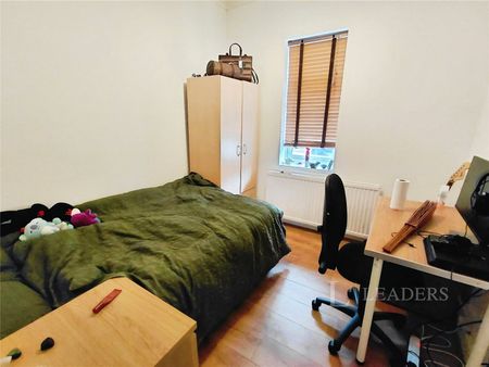 4 bedroom house to rent Standish Road, M14 - Photo 2