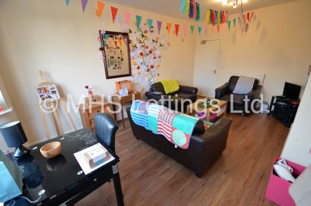 3 Bedroom Semi-Detached House for rent in Eden Crescent - Photo 3