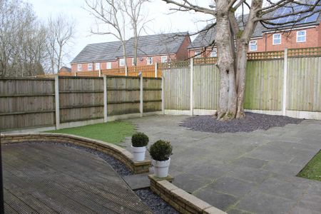 Larchfield Close, Royton - Photo 2