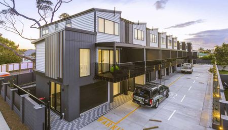 Mt Wellington Modern Home - Long term rental home - Photo 2