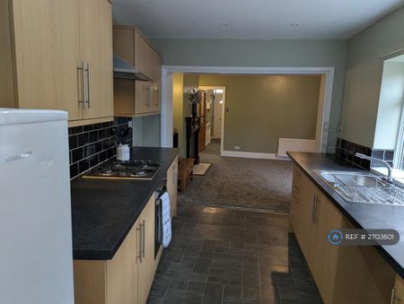 2 bedroom end of terrace house to rent - Photo 5