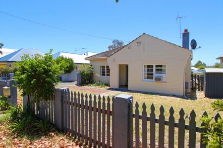 Great location with massive backyard - Photo 3