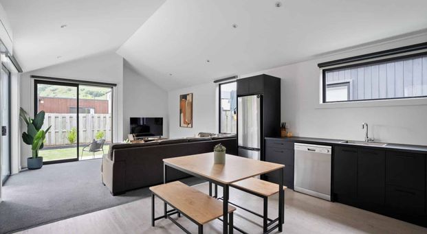 Beautiful home in Lake Hayes Estate - Photo 1