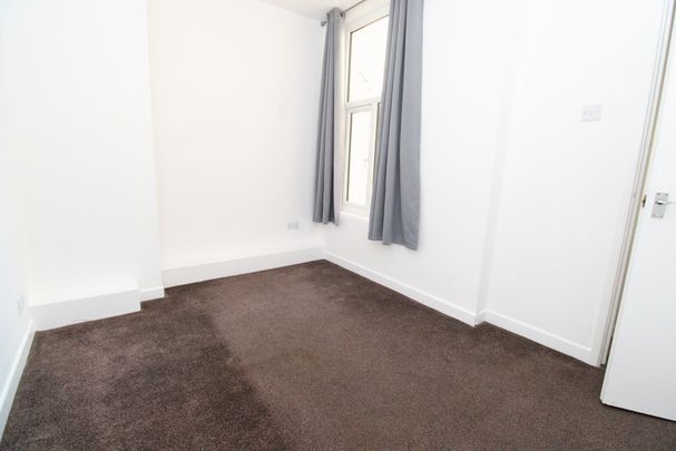 To Let 1 Bed Flat - Photo 1