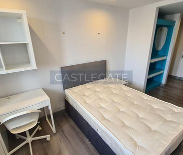 1 bedroom in a flat share to rent - Photo 4